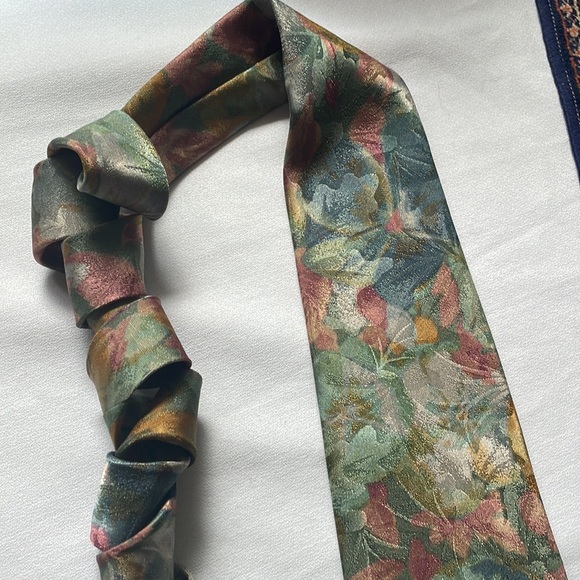 Moore’s “Very” 1980’s floral pattern tie - Picture 5 of 7